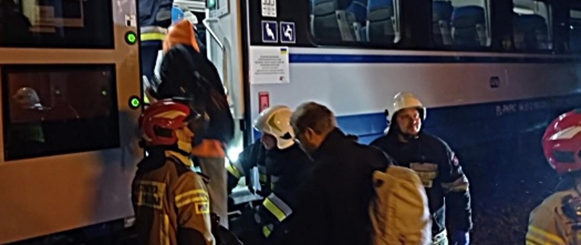 podejrzenie umieszczenia ładunku wybuchowego w pociągu, na zdjęciu trwa ewakuacja osób 