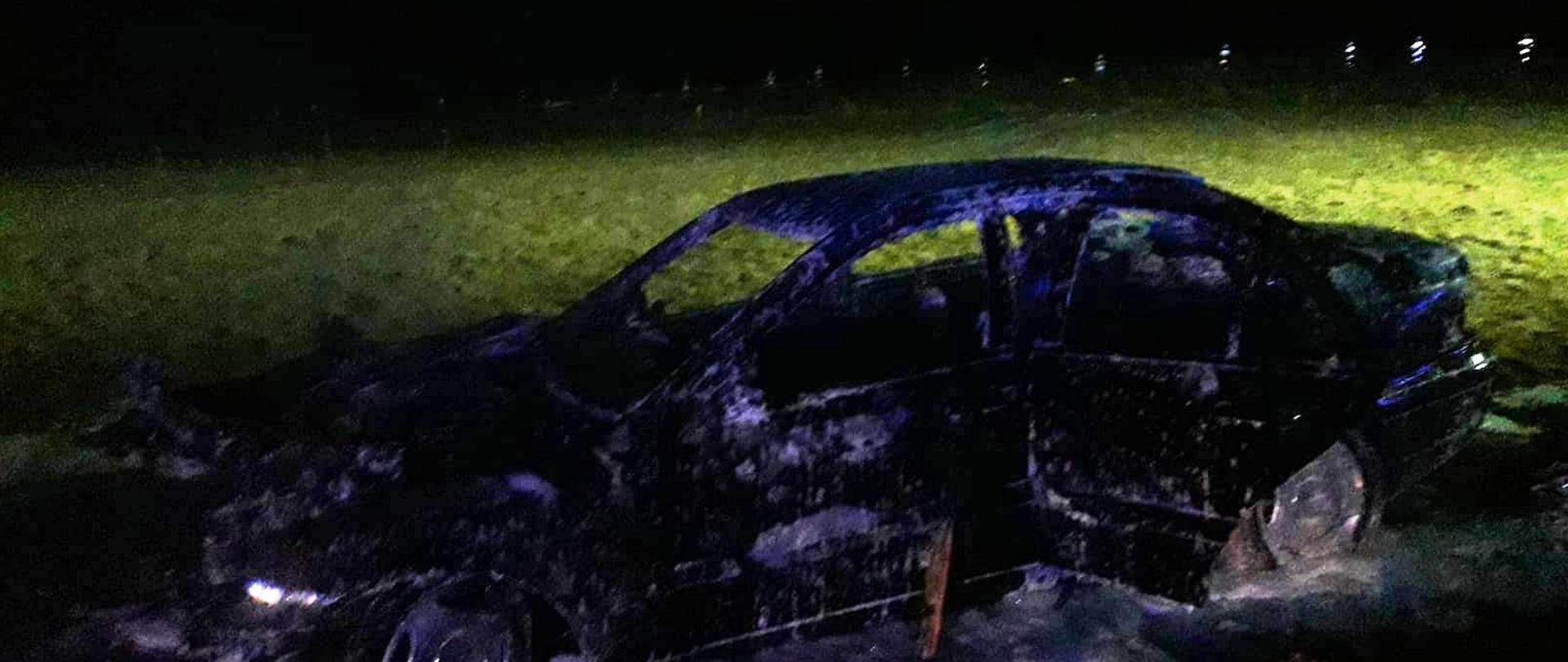 Spalony samochód osobowy.