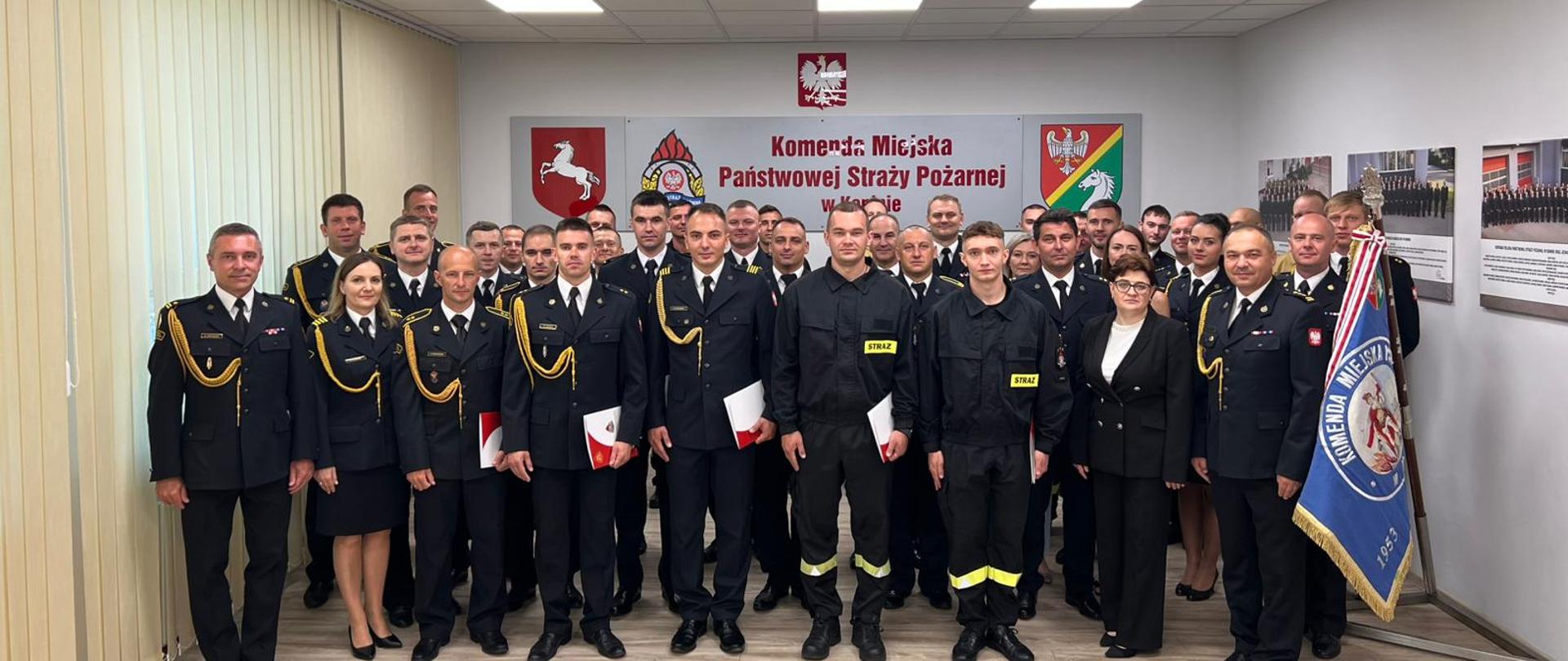 Na zdjęciu funkcjonariusze KM PSP w Koninie podczas uroczystości ślubowania oraz wręczenia awansów.