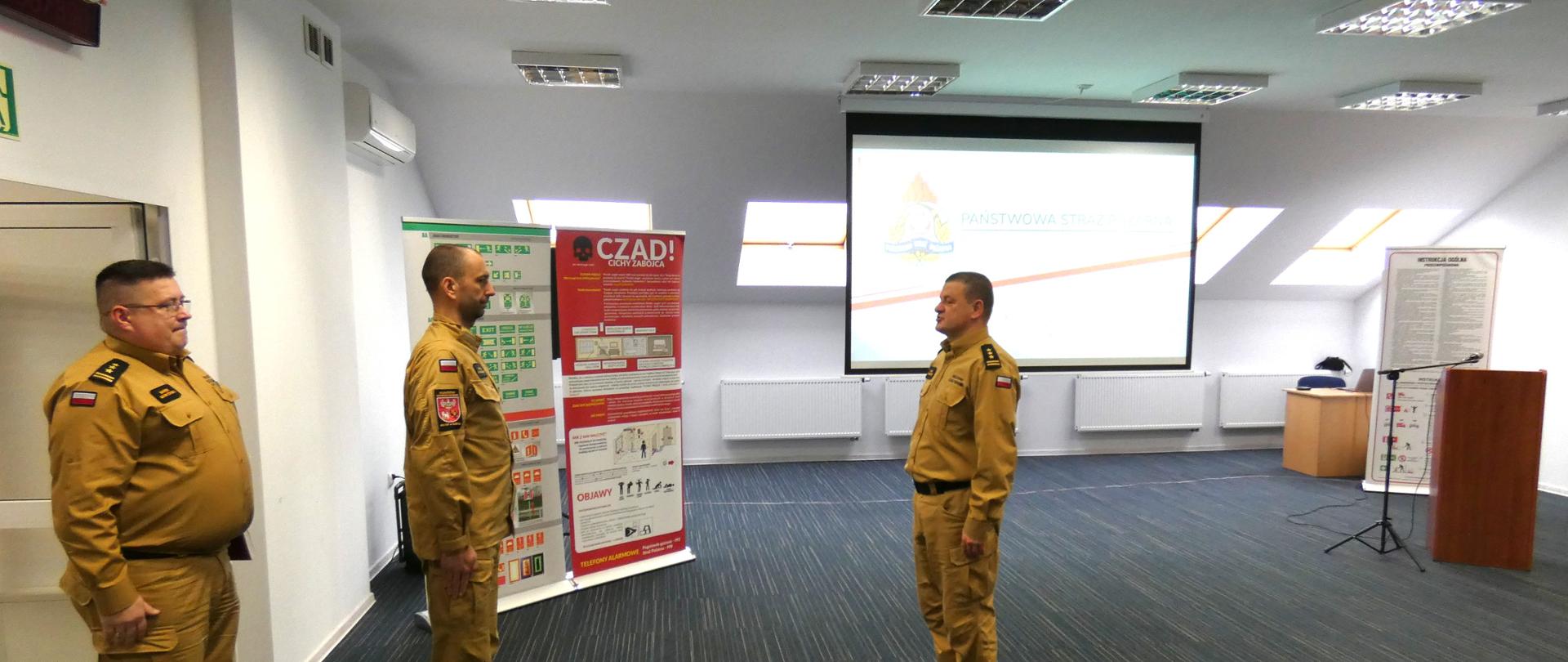 Zastępca Komendanta Powiatowego PSP w Ełku składa meldunek Komendantowi Wojewódzkiemu