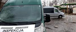 Kierujący pojazdem zatrzymanym przez śląską Inspekcję Transportu Drogowego nie siądzie za kółkiem przez najbliższe trzy miesiące. Na pierwszym planie radiowóz ITD, w tle zatrzymany autobus.