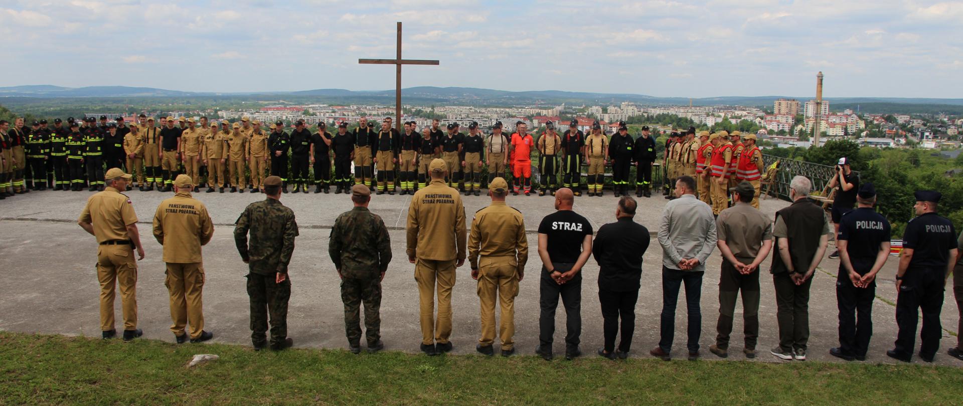 Na zdjęciu widzimy wszystkich uczestników ćwiczeń podczas zakończenia manewrów.
