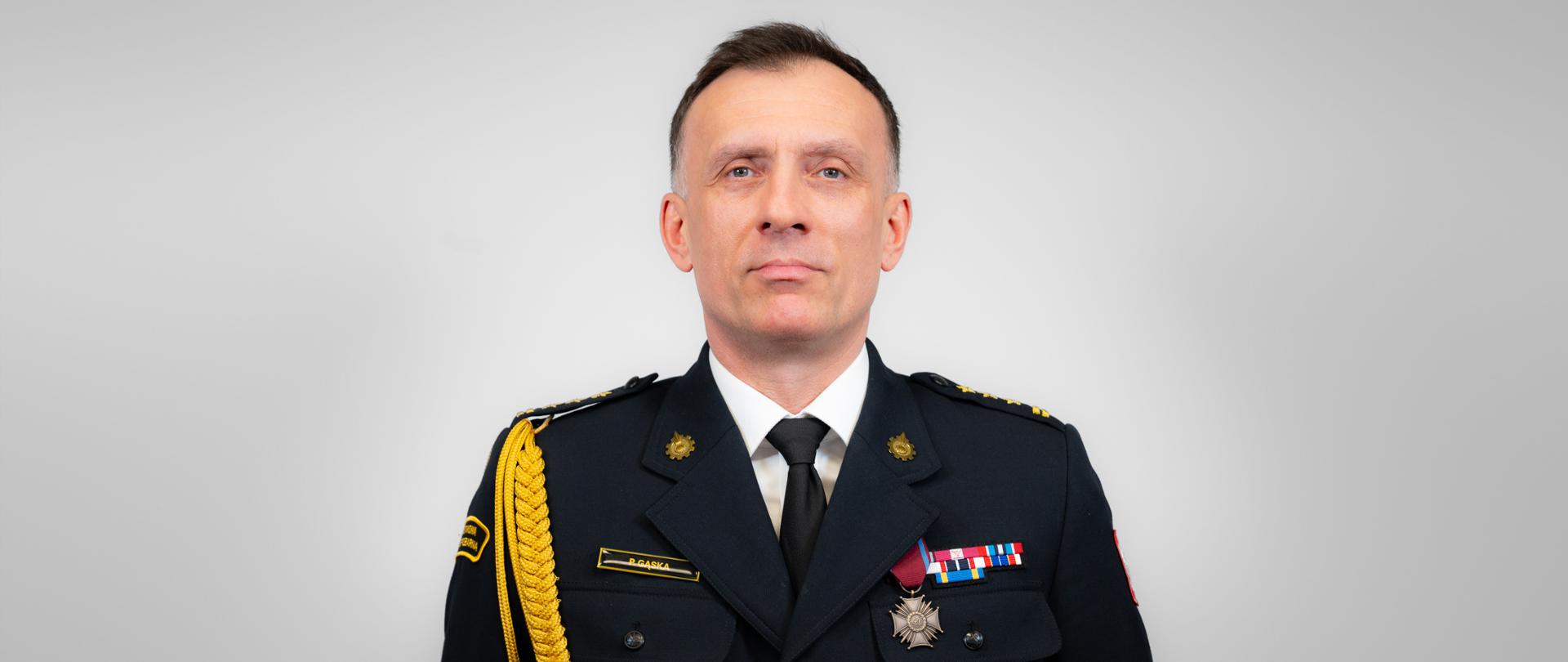 st. bryg. Piotr Gąska w czarnym mundurze wyjściowym ze sznurem oficerskim