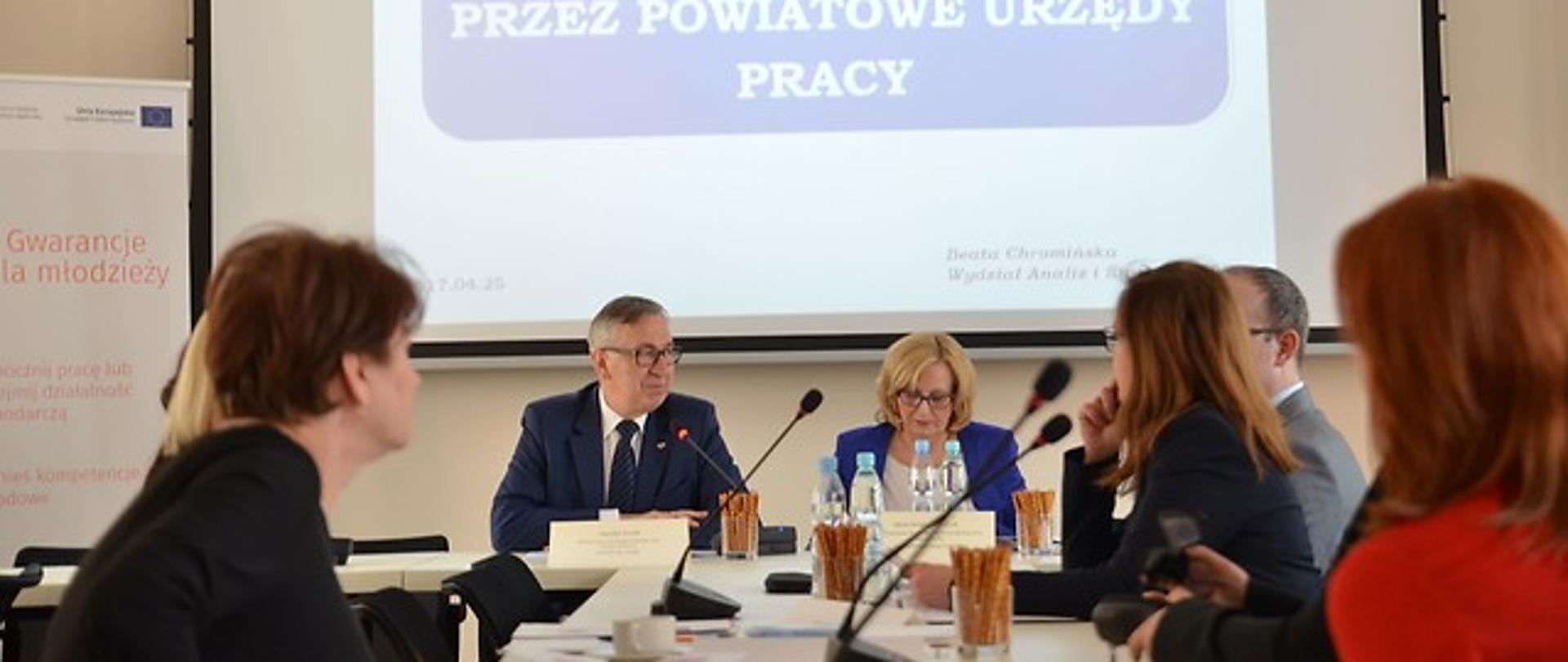 Wiceminister Stanisław Szwed podczas posiedzenia Zespołu monitorującego Gwarancje dla młodzieży.