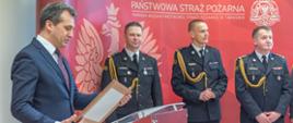  Na zdjęciu widoczny wójt Gminy Pleśna Pan Józef Knapik przemawiający z okazji przejścia na zaopatrzenie emerytalne, po prawej stojący kolejno bryg. Maciej Wolański, bryg. Przemysław Przęczek Zastępca Małopolskiego Komendanta Wojewódzkiego PSP, st. bryg. Krzysztof Gładysz Komendant Miejski PSP w Tarnowie