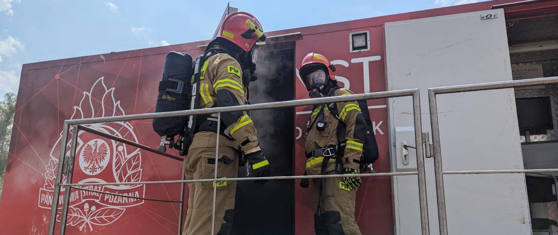 Strażacy przed komorą