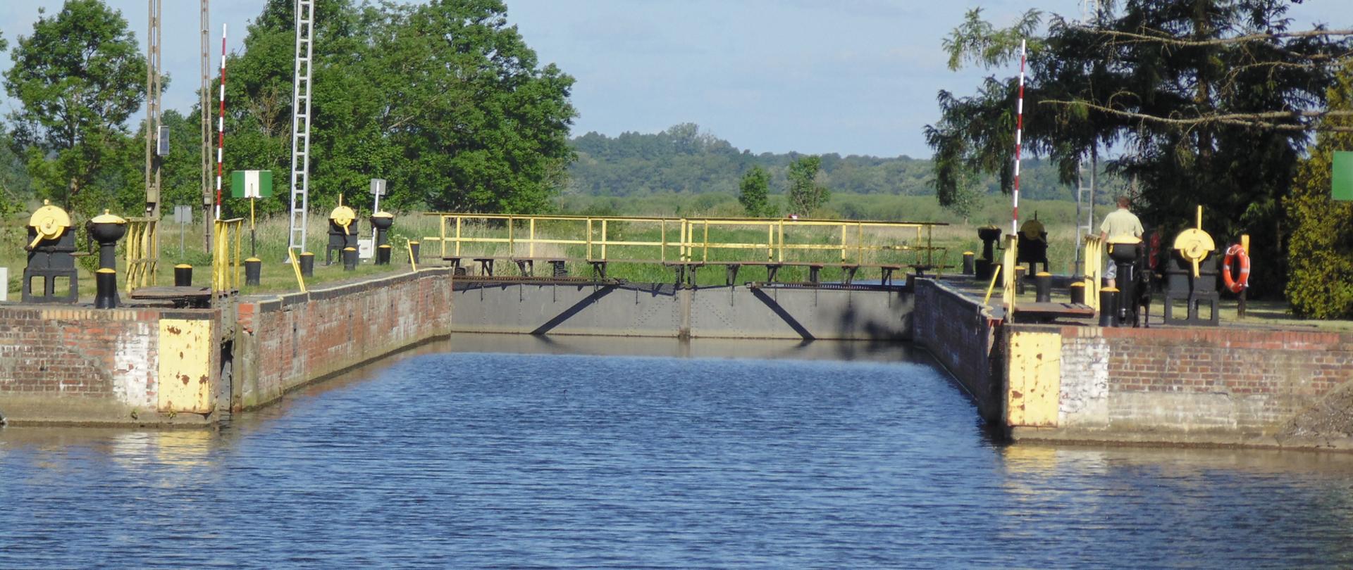 Mikołajewo, śluza nr 17 drogi wodnej Wisła – Odra, będąca elementem międzynarodowej drogi wodnej E-70. Wybudowana w 1913 r. 