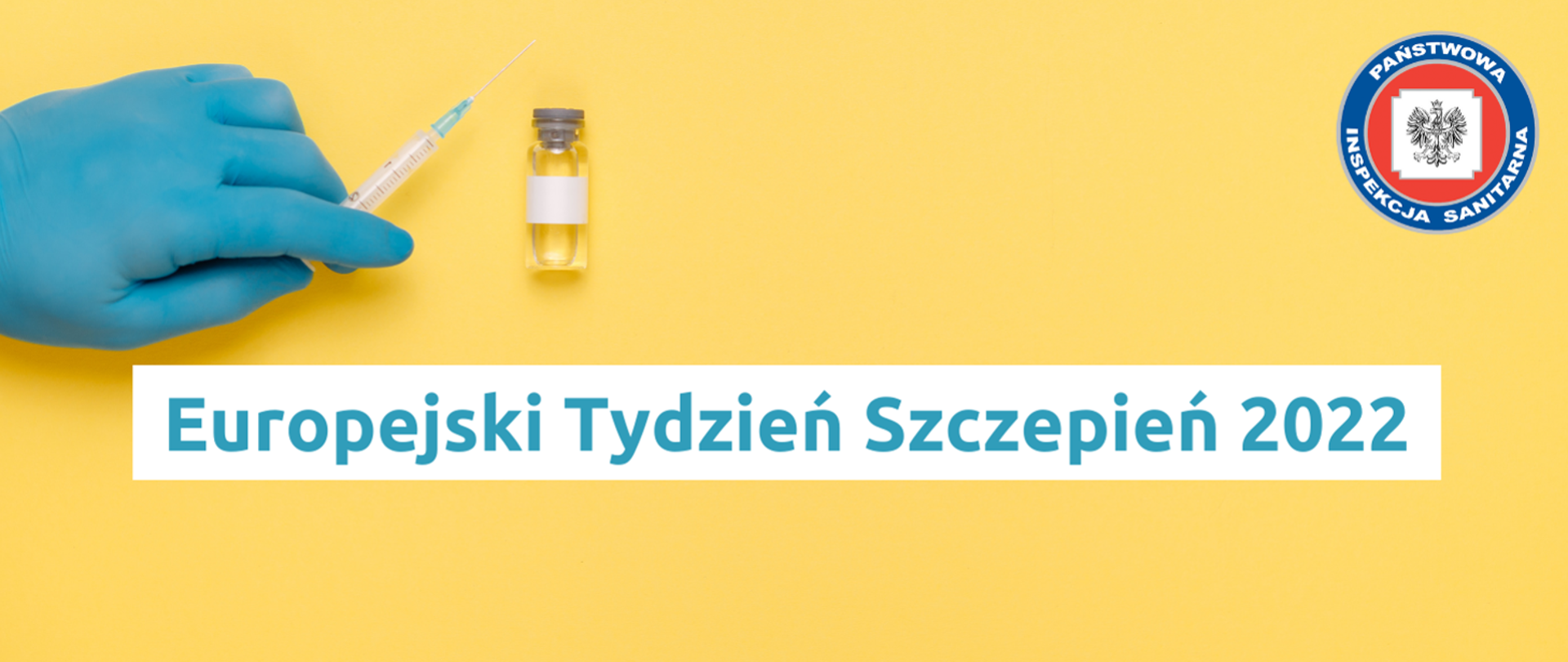 Grafika z żółtym tłem przedstawiająca rękę w lateksowej, niebieskiej rękawiczce trzymająca strzykawkę ze szczepionką. Obok znajduję się fiolka ze szczepionką. W górnym prawym rogu znajduje się logo Inspekcji Sanitarnej a u dołu grafiki niebieski napis na białym tle: Europejski Tydzień Szczepień 2022