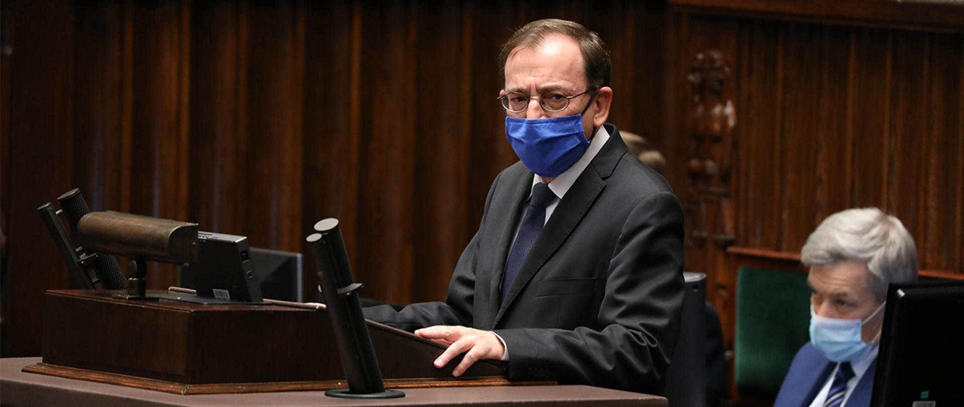 Na zdjęciu: minister Mariusz Kamiński wygłasza przemówienie w Sejmie 