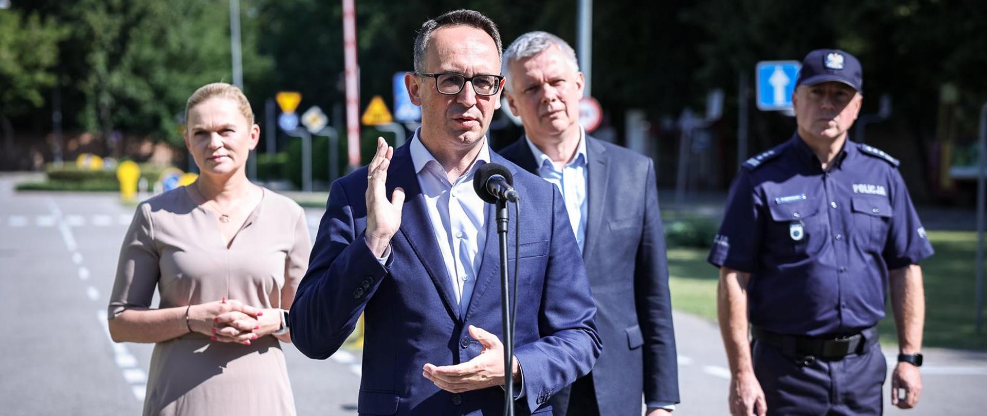 O prawidłowym zachowaniu dzieci na drodze, bezpiecznym wypoczynku nad wodą oraz o kontrolach uprawnionych służb mówili 18 lipca 2024 r. podczas konferencji zorganizowanej w Miasteczku Ruchu Drogowego na warszawskiej Woli minister infrastruktury Dariusz Klimczak, ministra edukacji Barbara Nowacka i minister spraw wewnętrznych i administracji Tomasz Siemoniak.