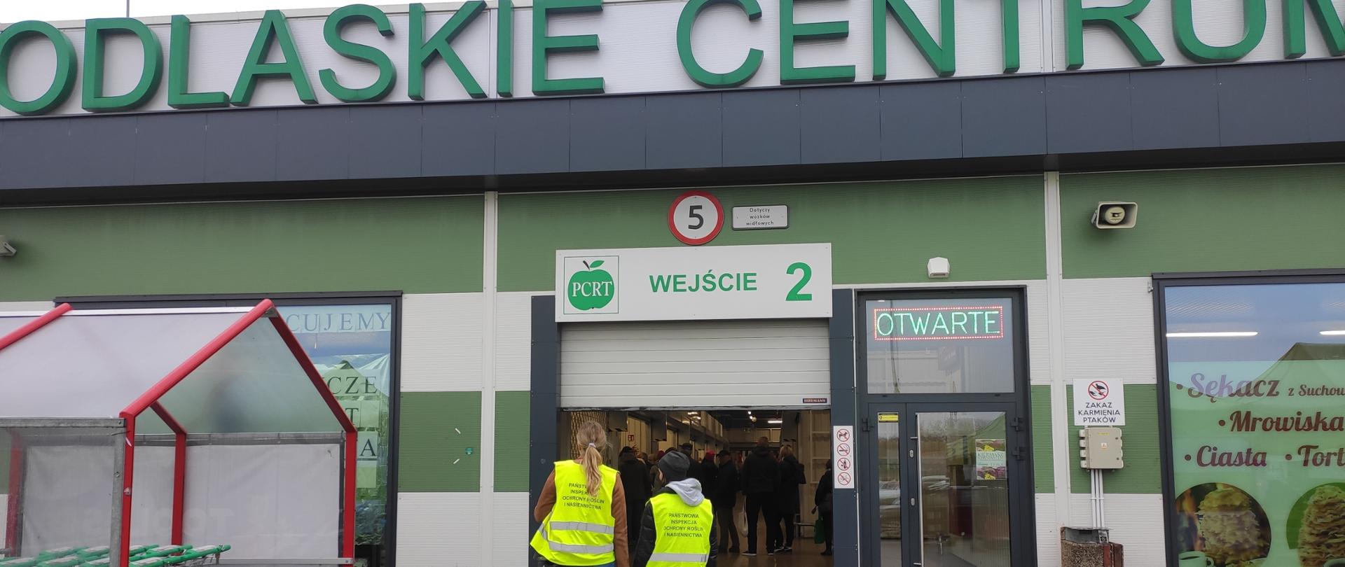 Pracownicy DNF w trakcie akcji informacyjnej w Podlaskim Centrum Rolniczym.