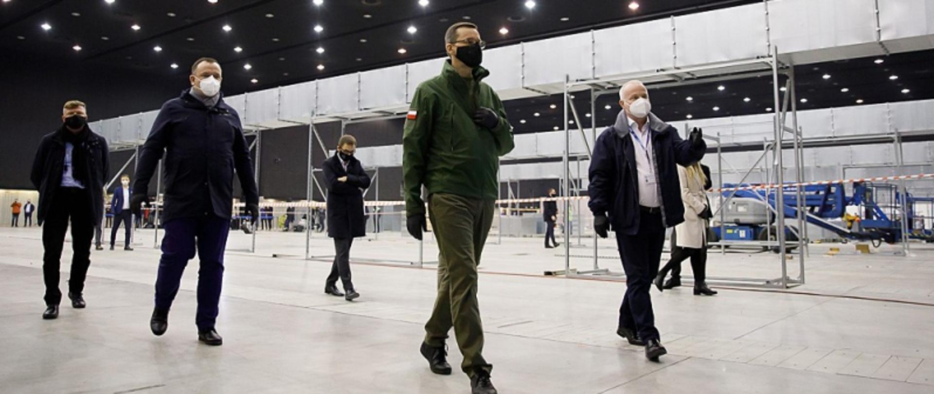 Premier Mateusz Morawiecki na budowie szpitala tymczasowego w Międzynarodowym Centrum Kongresowym w Katowicach