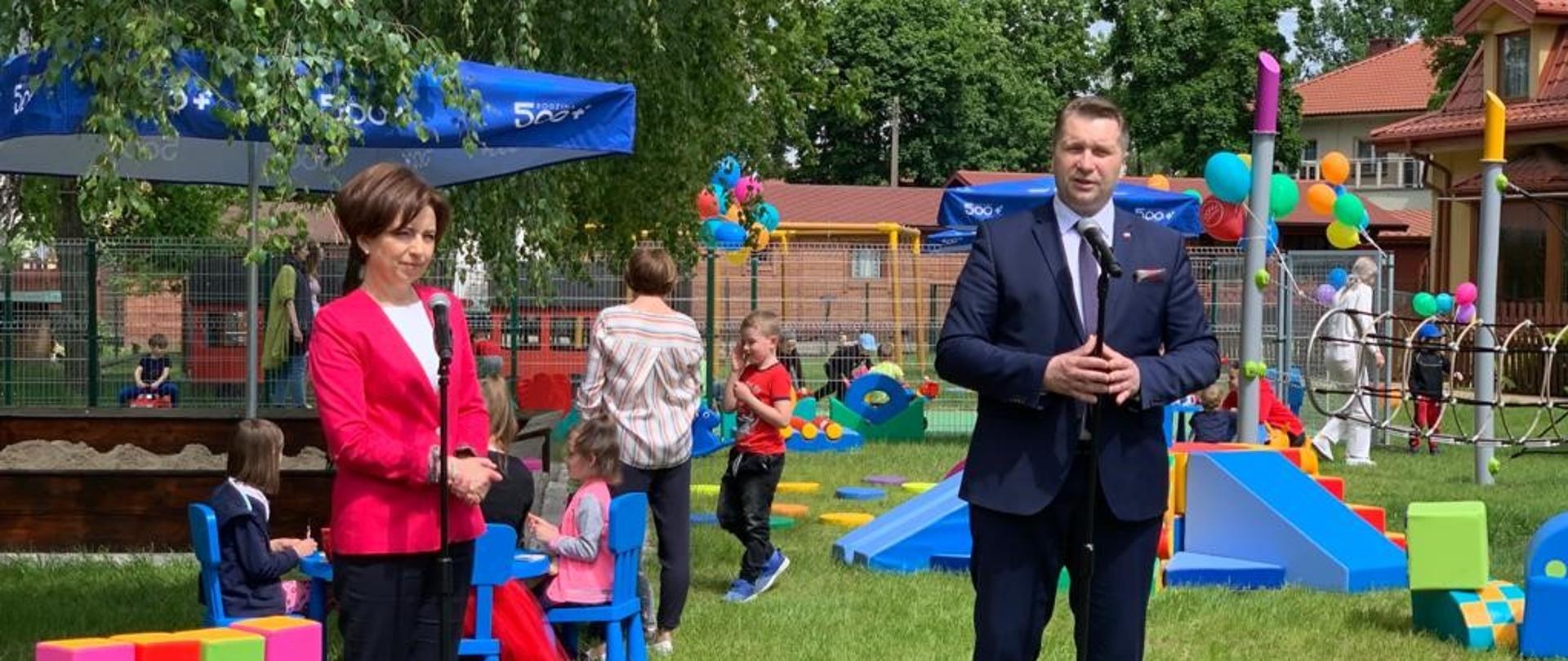 Minister Edukacji i Nauki Przemysław Czarnek, wspólnie z Minister Rodziny i Polityki Społecznej Marleną Maląg na placu zabaw Niepublicznego Przedszkola Sióstr Urszulanek w Legionowie