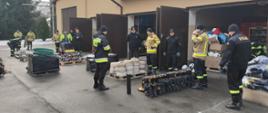 Na zdjęciu strażacy, druhowie, oraz sprzęt ratowniczy dla strażaków z Ukrainy na placu wewnętrznym komendy jasielskiej 