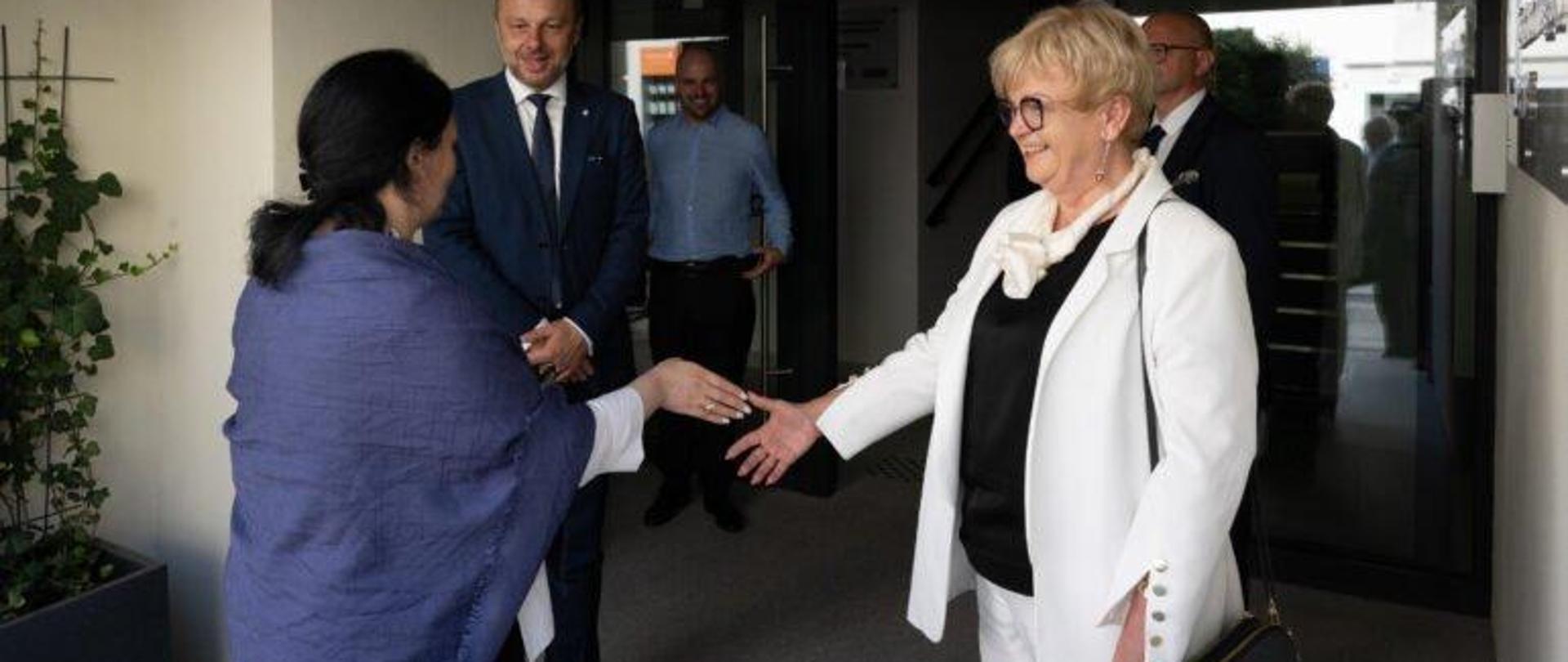 Wojewoda podkarpacki Teresa Kubas-Hul podczas spotkania z ambasadorami 