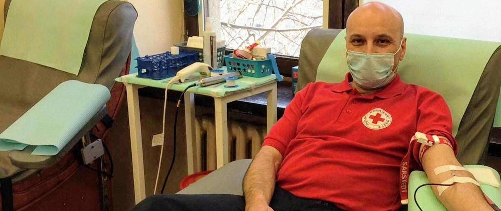 st.kpt Dariusz Cieśla z KM PSP Nowy Sącz oddaje krew