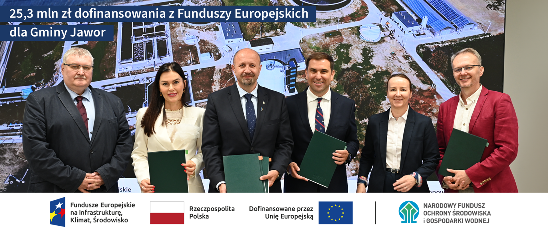 Zdjęcie grupowe. Podpisanie trzech umów z Gminą Jawor na realizację kompleksowej odbudowy infrastruktury wodociągowej i kanalizacyjnej zniszczonej podczas powodzi.
