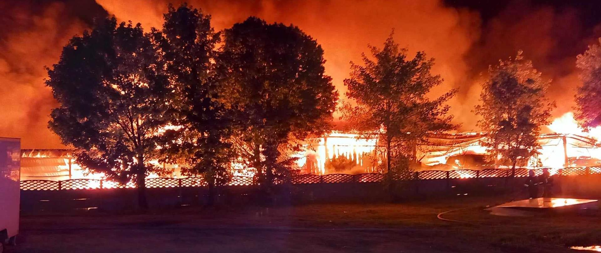 Bardzo duży pożar w zakładzie produkcyjnym