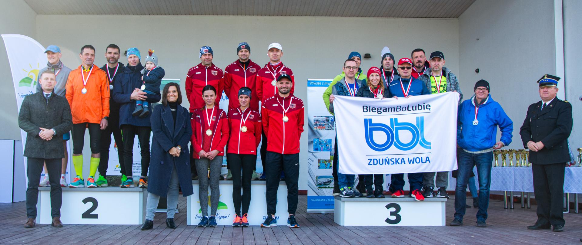 widoczni uczestnicy biegu