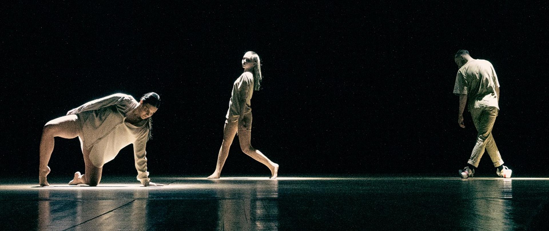 Na scenie trójka tancerzy. Ubrani w jasne stroje