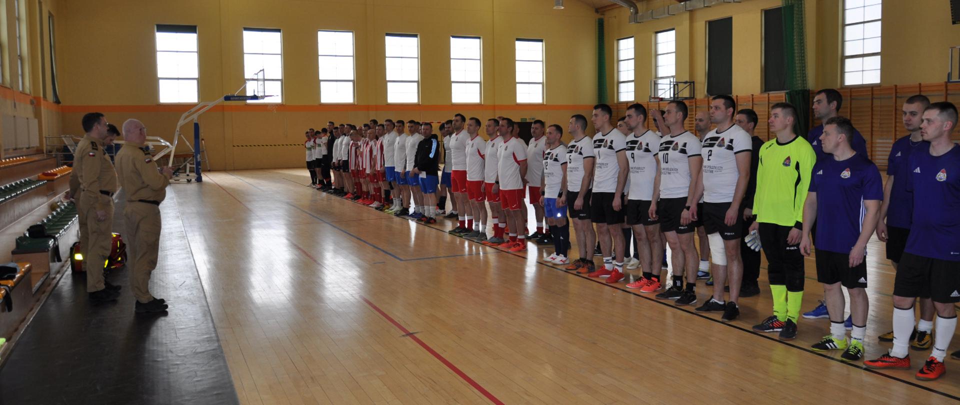 Na zdjęciu zebrane wszystkie drużyny podczas otwarcia turnieju eleminacyjnego