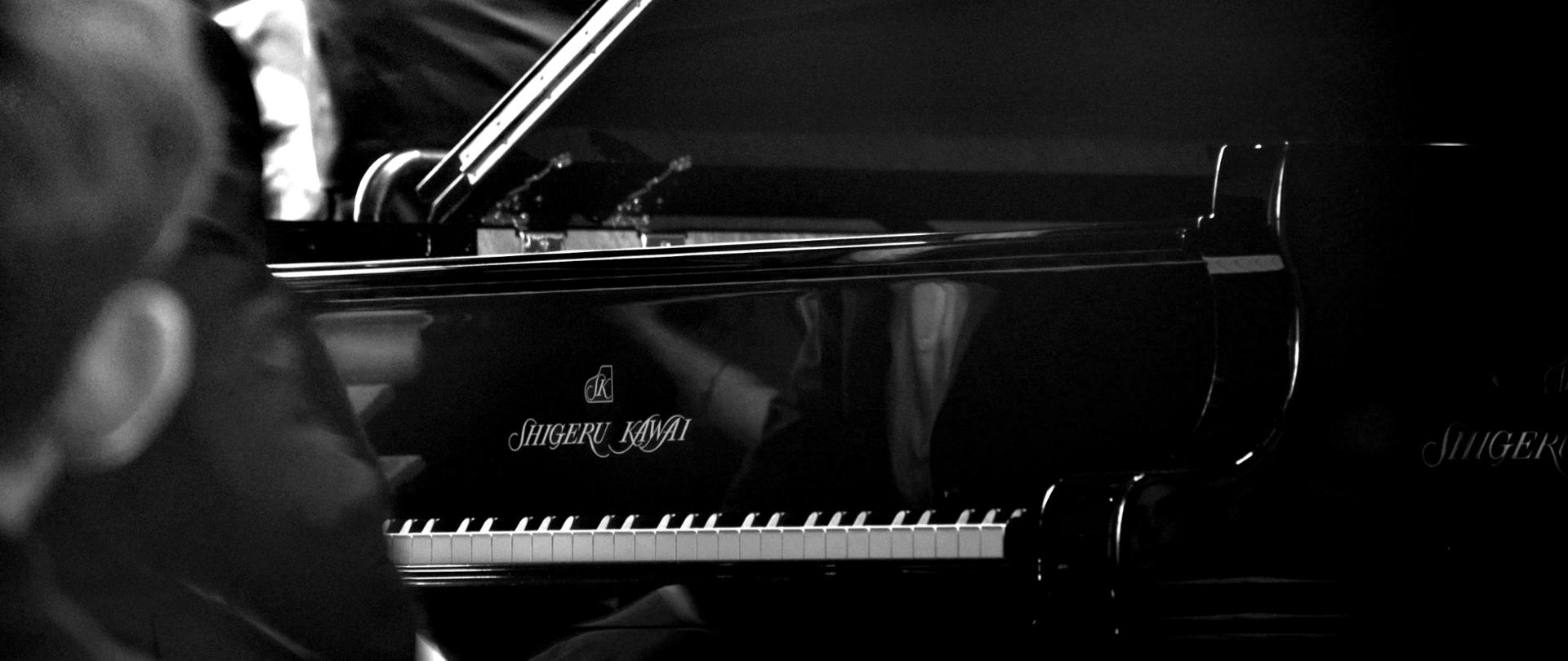 Koncert promujący zakup fortepianu koncertowego ze środków MKiDN. Na scenie orkiestra MASO z Ukrainy oraz soliści - pianiści - Michał Korzeń, Piotr Orlow.