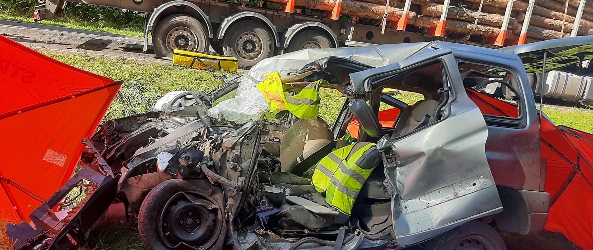 Widać uszkodzony samochód osobowy, przód i lewy bok