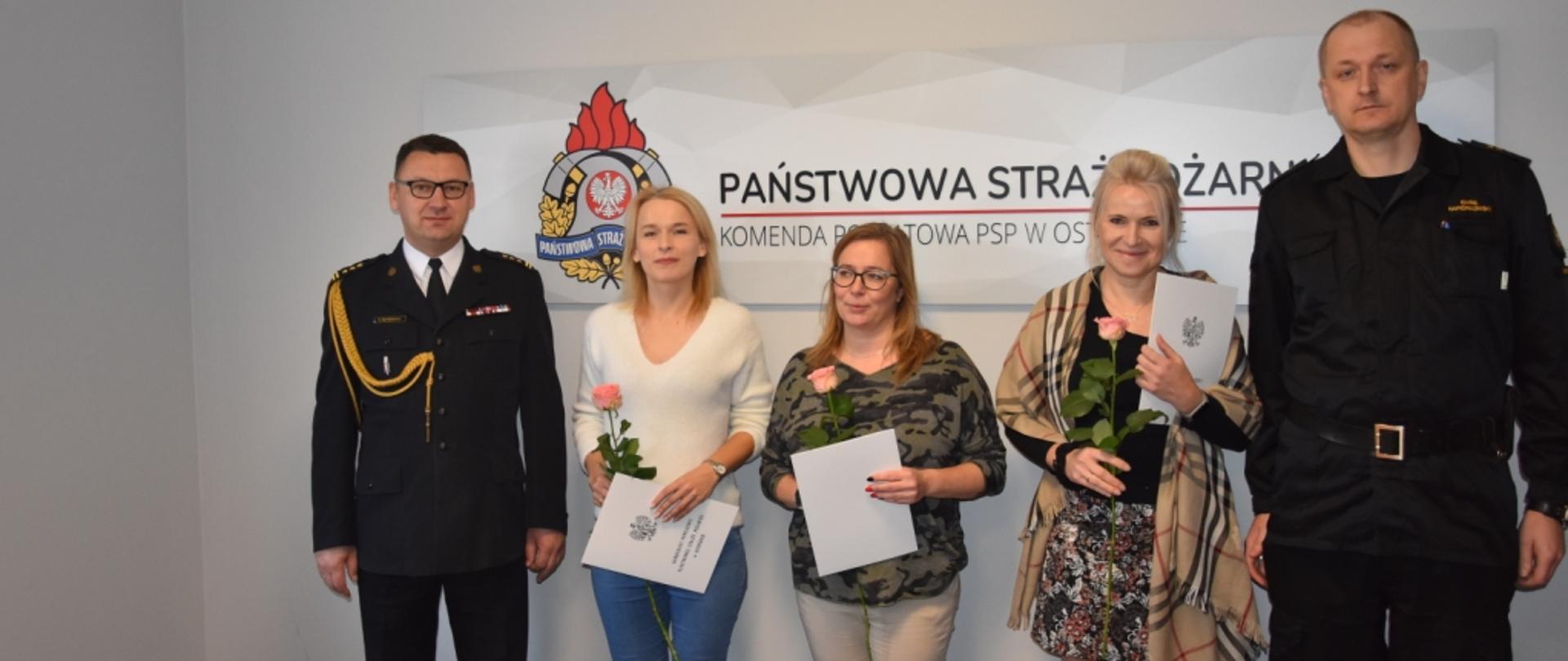 Pracownicy Korpusu Służby Cywilnej pozują do pamiątkowego zdjęcia wraz z komendantami