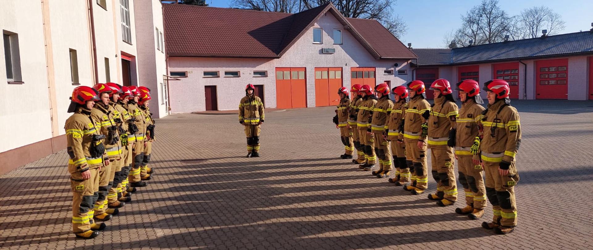 Uroczysta zbiórka i oddanie hołdu poległym strażakom na placu JRG przez strażaków PSP