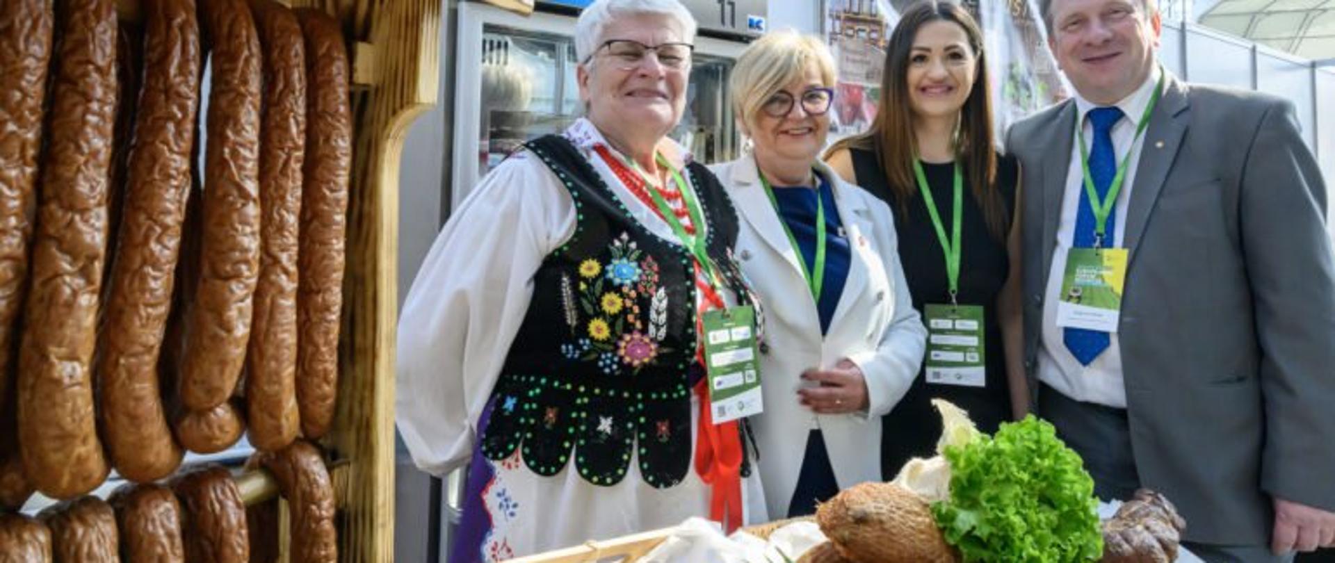 Zdjęcie przedstawia wojewodą podkarpackiego Teresę Kubas-Hul i uczestników forum rolniczego w Jasionce