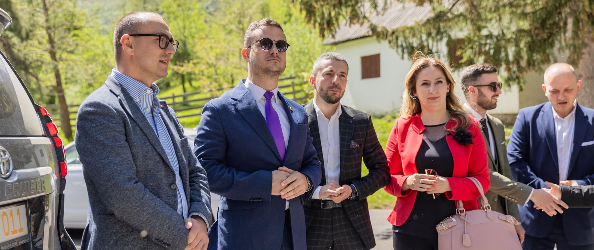 Z-ca kierownika placówki Ambasady RP Bartosz Marcinkowski z głównym negocjatorem UE Predragiem Zenoviciem wraz z delegacją
