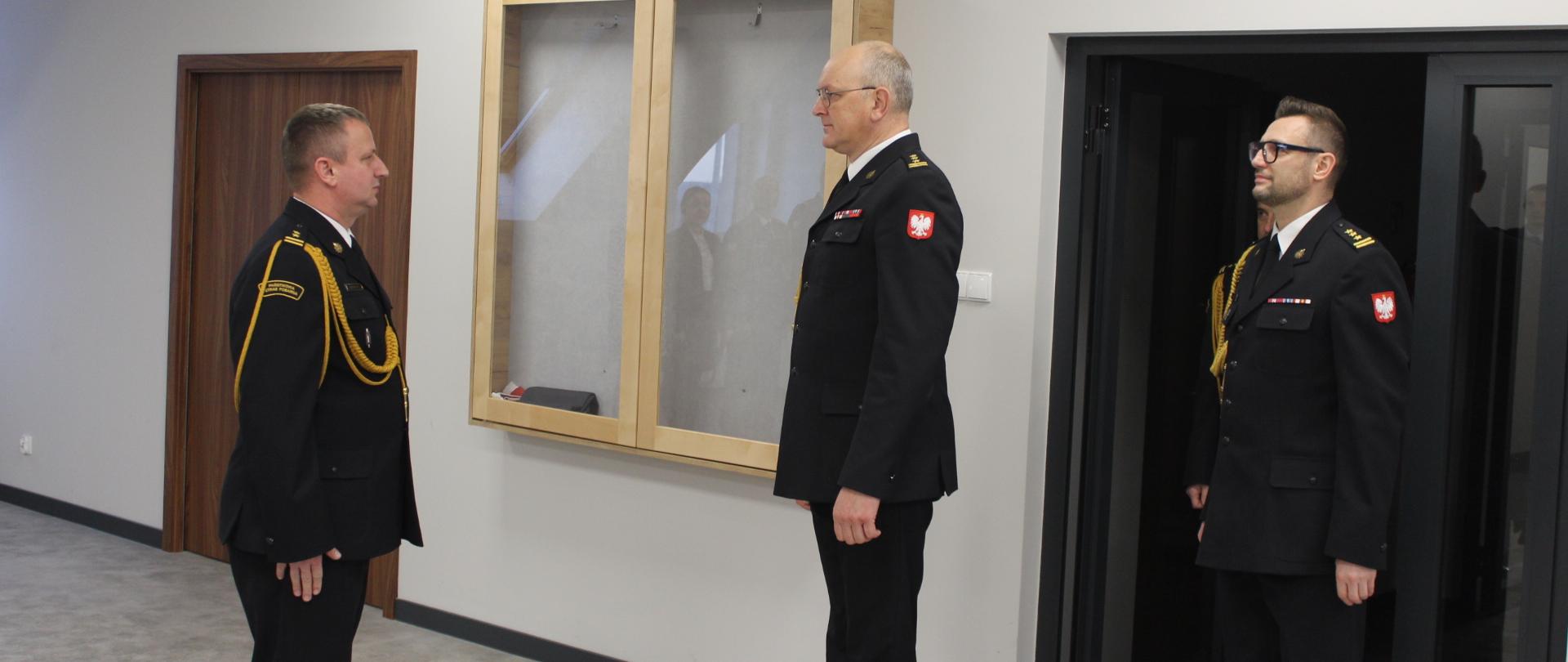 Na zdjęciu Dowódca Jednostki Ratowniczo Gaśniczej w Świeciu składający meldunek Zastępcy Kujawsko Pomorskiego Komendanta Wojewódzkiego starszemu brygadierowi Sławomirowi Herbowskiemu o zbiórce z okazji święta Niepodległości. Z prawej Strony Komendant Powiatowy Państwowej Straży Pożarnej w Świeciu starszy brygadier Piotr Tkaczyński