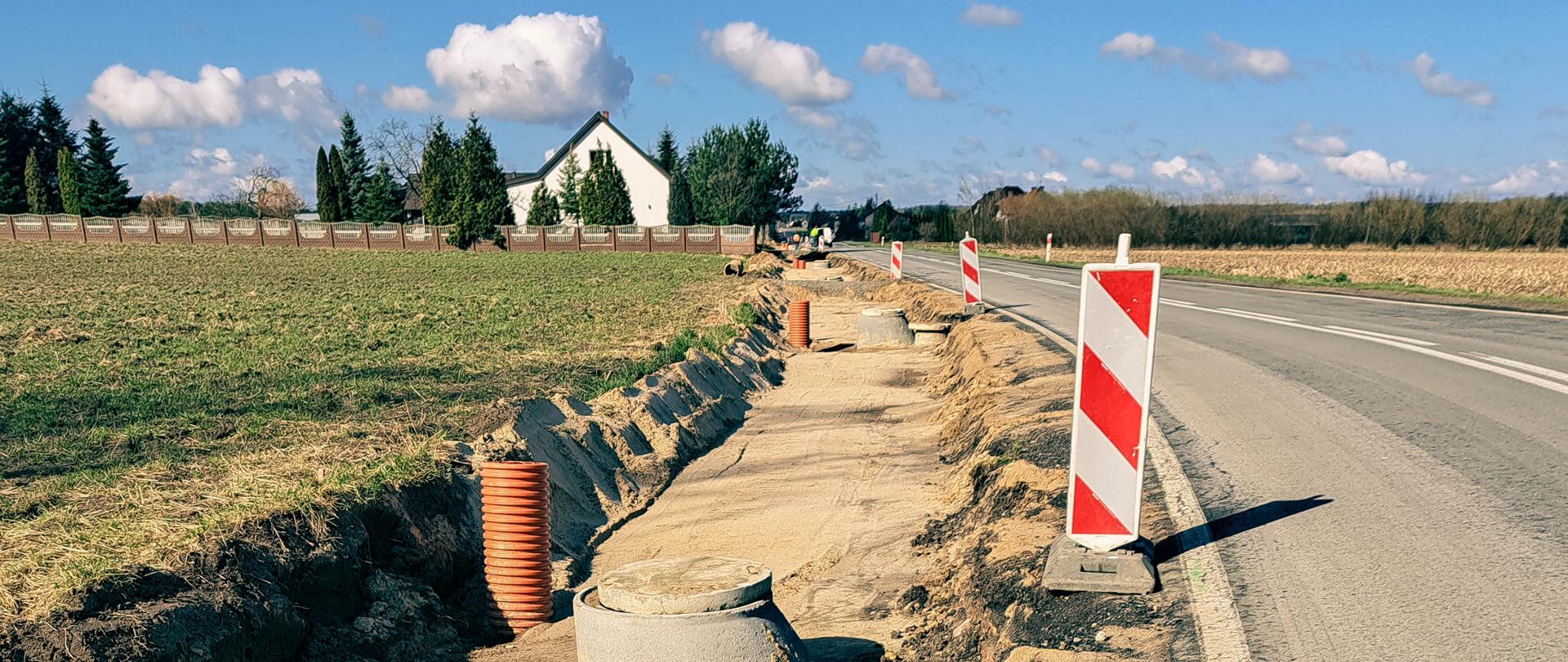Będzie bezpieczniej na DK42 na odcinku Kleśniska — Parzymiechy — Grabarze. Powstanie tam chodnik o łącznej długości 3 km, zatoki autobusowe, a zjazdy z drogi zostaną przebudowane. 