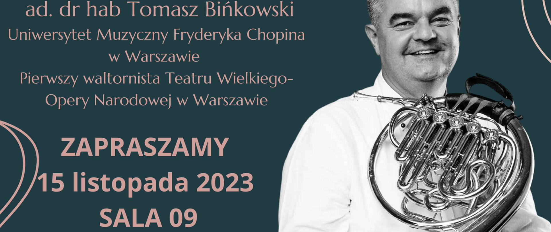 Tło plakatu w kolorze szmaragdowym. Głównym motywem jest zdjęcie pedagoga trzymającego waltornię, umieszczone z prawej strony plakatu. Dodatkowym elementem ozdobnym, są wijące się, parzyste linie w odcieniu jasnego fioletu. Na plakacie umieszczono informacje literami w kolorach fioletowym, żółtym i złotym o następującej treści: u góry: "Państwowa Szkoła Muzyczna I i II stopnia im. Karola Szymanowskiego w Zamościu" - pod napisem zamieszczono logo szkoły w formie białego okręgu z lirą na tle rozłożonej książki z nutami. Poniżej: "zaprasza na warsztaty waltorniowe". Poniżej: "Elementy samodzielnej kontroli aparatu gry na instrumentach dętych blaszanych ze szczególnym naciskiem na aspekty prawidłowego wydobycia i jakości dźwięku". Poniżej po prawej-zdjęcie wykładowcy z waltornią. Na lewo od zdjęcia informacje o treści: "Warsztaty prowadzi ad. dr hab Tomasz Bińkowski Uniwersytet Muzyczny im. Fryderyka Chopina w Warszawie pierwszy waltornista Teatru Wielkiego - Opery Narodowej w Warszawie". Poniżej: "Zapraszamy 15 listopada 2023 sala 09". Poniżej: " 13.00 - 13.30 - wykład. 13.30 - 15.30 - warsztaty. 15.30 - 16.00 - przerwa. 16.00 - 18.00 warsztaty". Poniżej: "Koordynator: mgr Magdalena Adamczyk (PSM I i II st. im. K. Szymanowskiego w Zamościu).