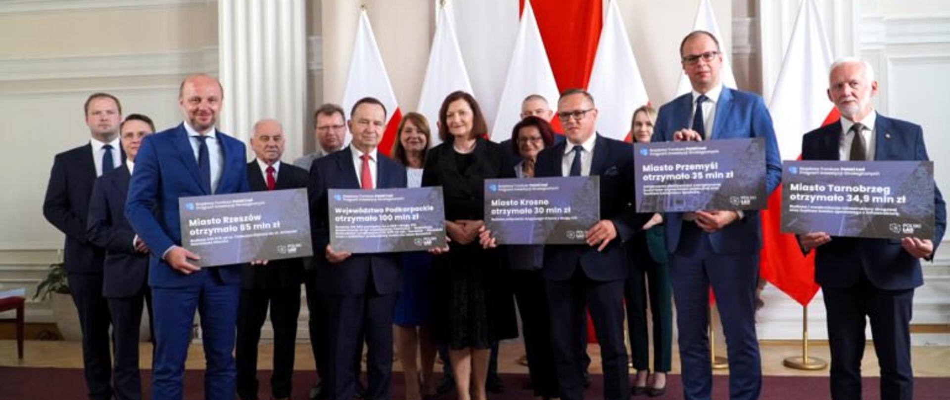 Wojewoda podkarpacki Ewa Leniart i marszałek województwa podkarpackiego Władysław Ortyl w otoczeniu podkarpackich samorządowców w czasie ogłoszenia wyników naboru w ramach Programu Inwestycji Strategicznych