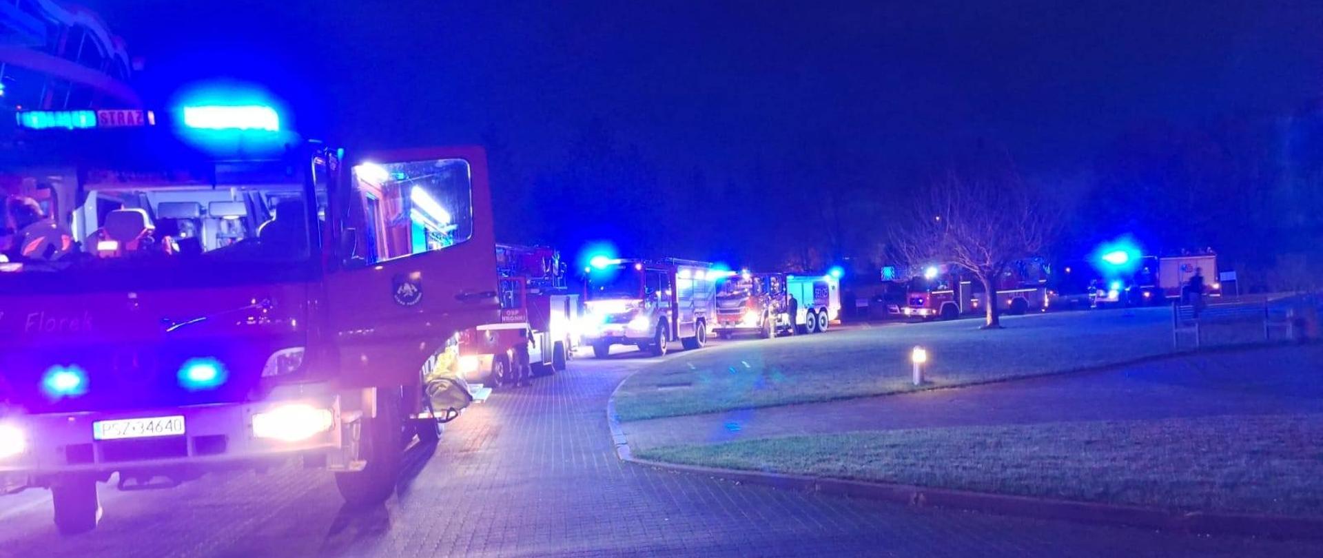 Samochody strażackie przed hotelem