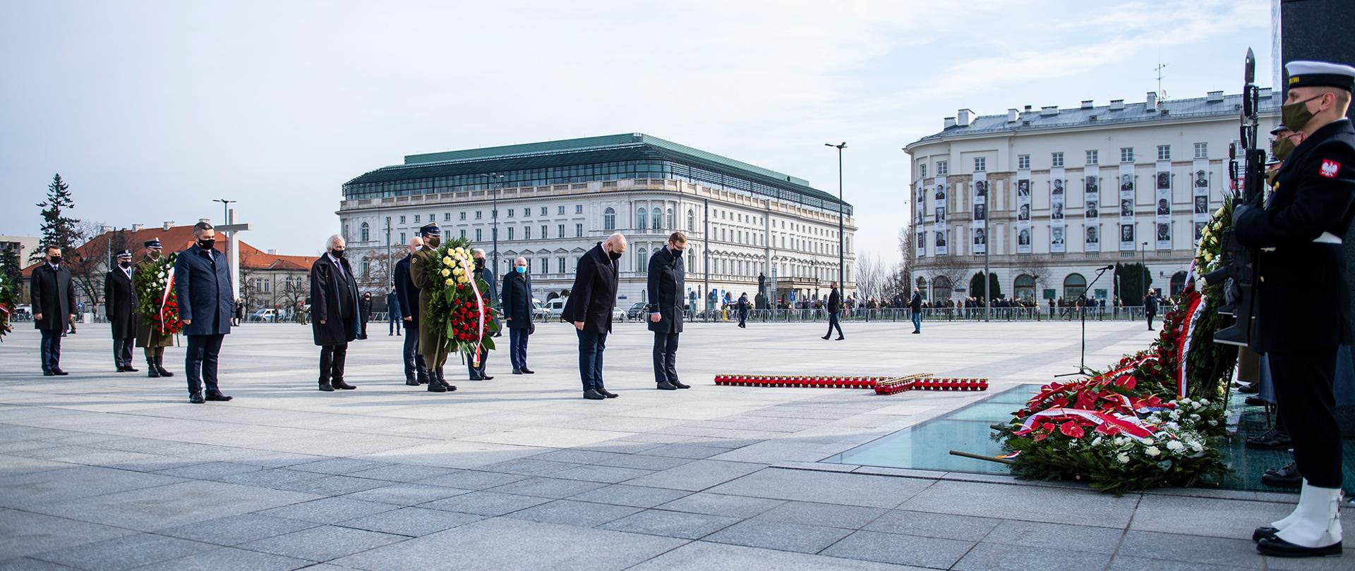 Delegacja na czele z wicepremierem Jackiem Sasinem składa kwiaty pod pomnikiem Ofiar Tragedii Smoleńskiej 2010 roku w Warszawie