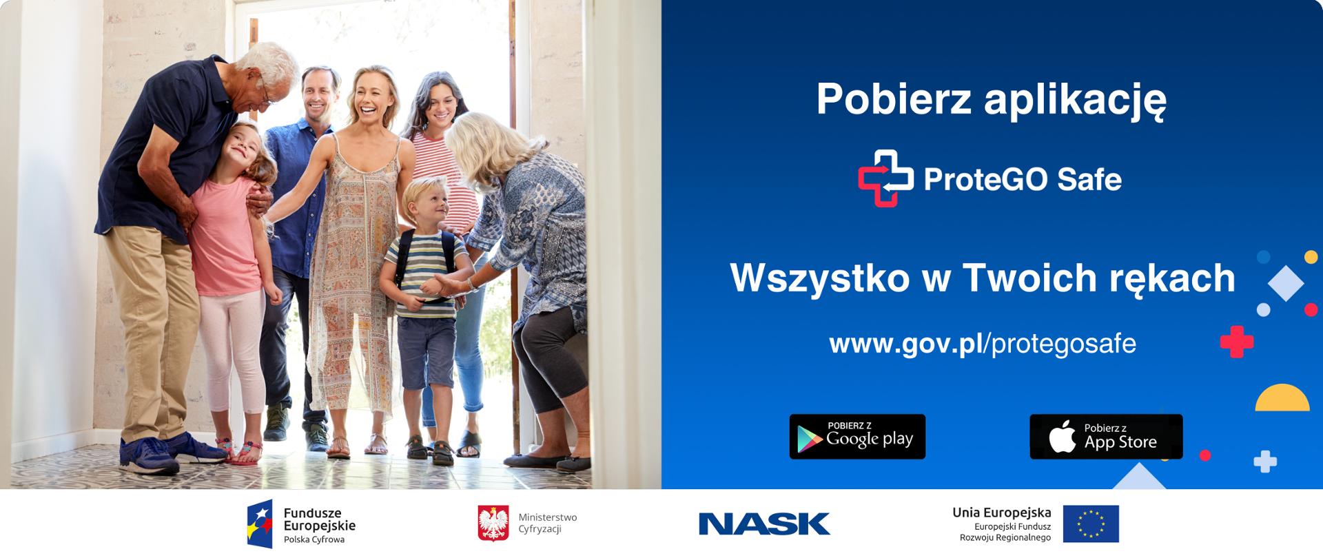 Spotkanie rodzinne - przywitanie w drzwiach mieszkania/domu. Wnuki, rodzice witają się z dziadkami. Radośni, uśmiechnięci. Obok grafika z napisem: pobierz aplikację ProteGO Safe. Wszystko w Twoich rękach.