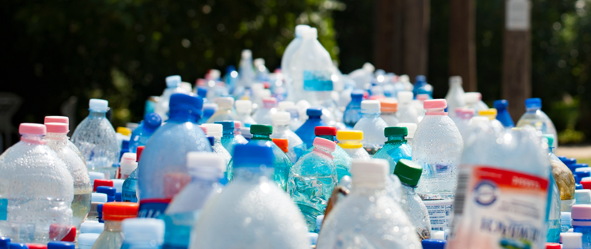 Na zdjęciu znajdują się plastikowe butelki w dużej ilości