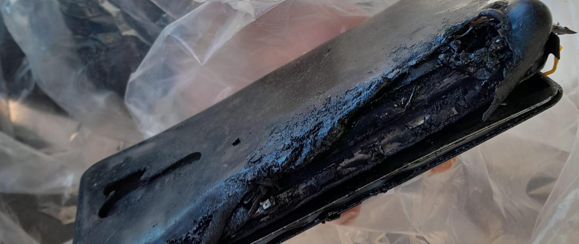 Uszkodzony telefon po wybuchu.