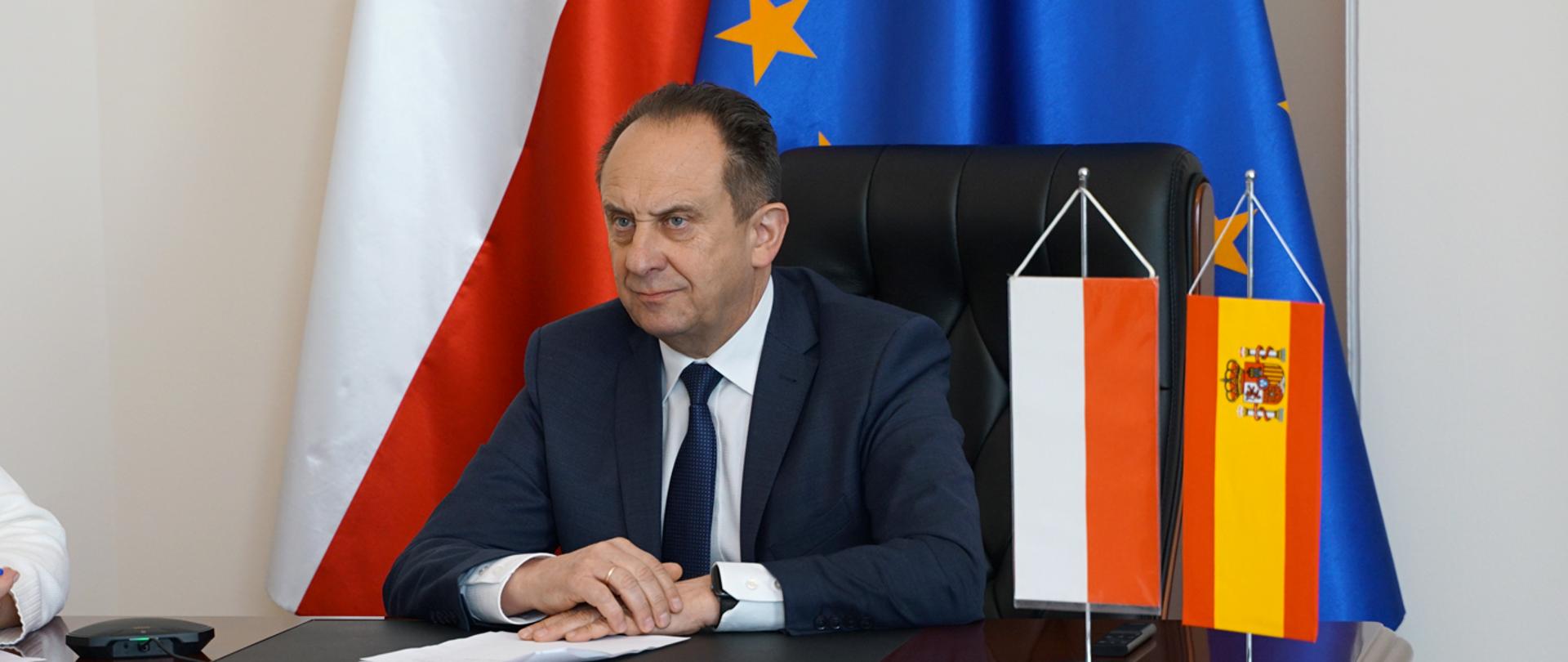 Wideorozmowa Ministra Andrzeja Guta-Mostowego z Fernando Valdes Verelestem, Sekretarzem Stanu w Ministerstwie Przemysłu, Handlu i Turystyki Hiszpanii