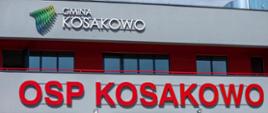 Napis Gmina Kosakowo OSP Kosakowo na ścianach obiektu. 