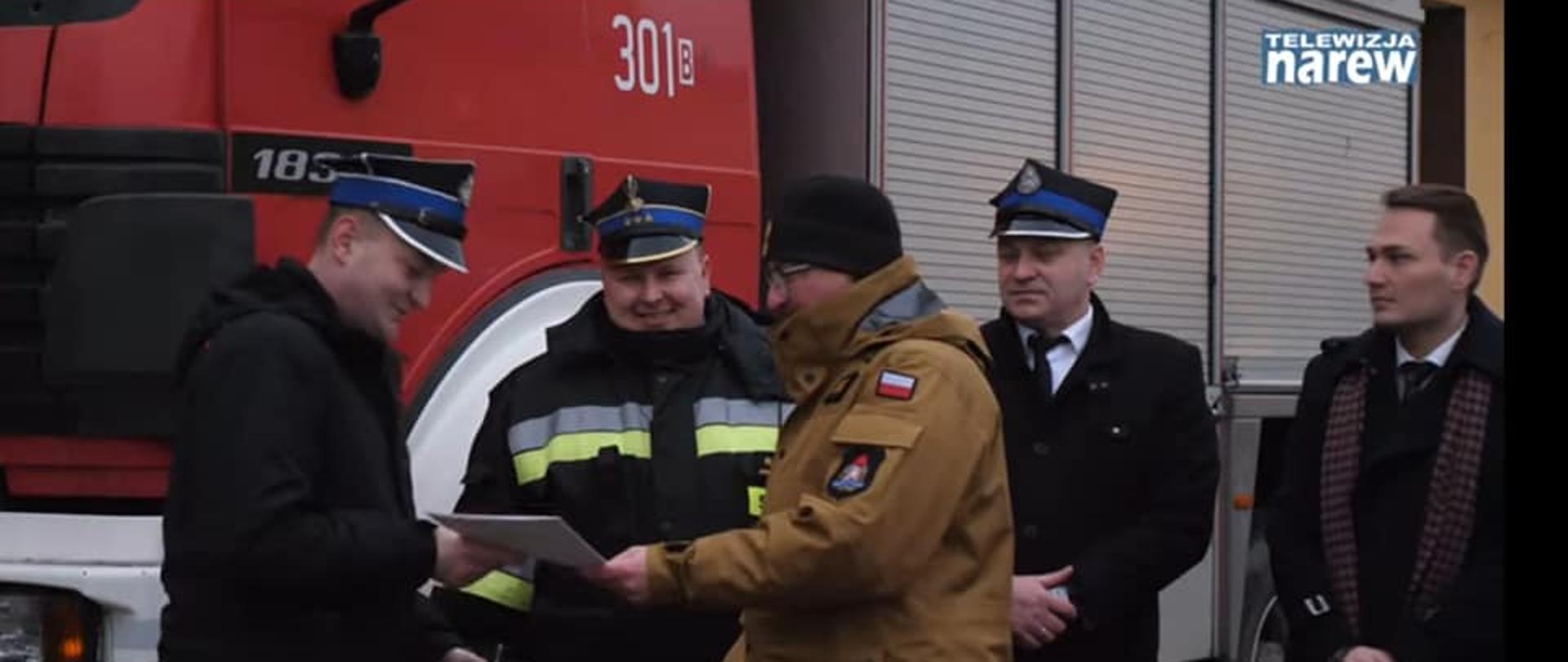 Kluczyki z rąk Zastępcy Podlaskiego Komendanta Wojewódzkiego PSP odebrał Prezes OSP Olszyny druh Paweł Kopczewski