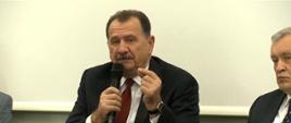 Wiceminister Zbigniew Ziejewski trzymający mikrofon podczas konferencji „Rolnictwo dla Przyszłości: 20 lat Polski w Unii Europejskiej. Dokąd zmierza Wspólna Polityka Rolna”.