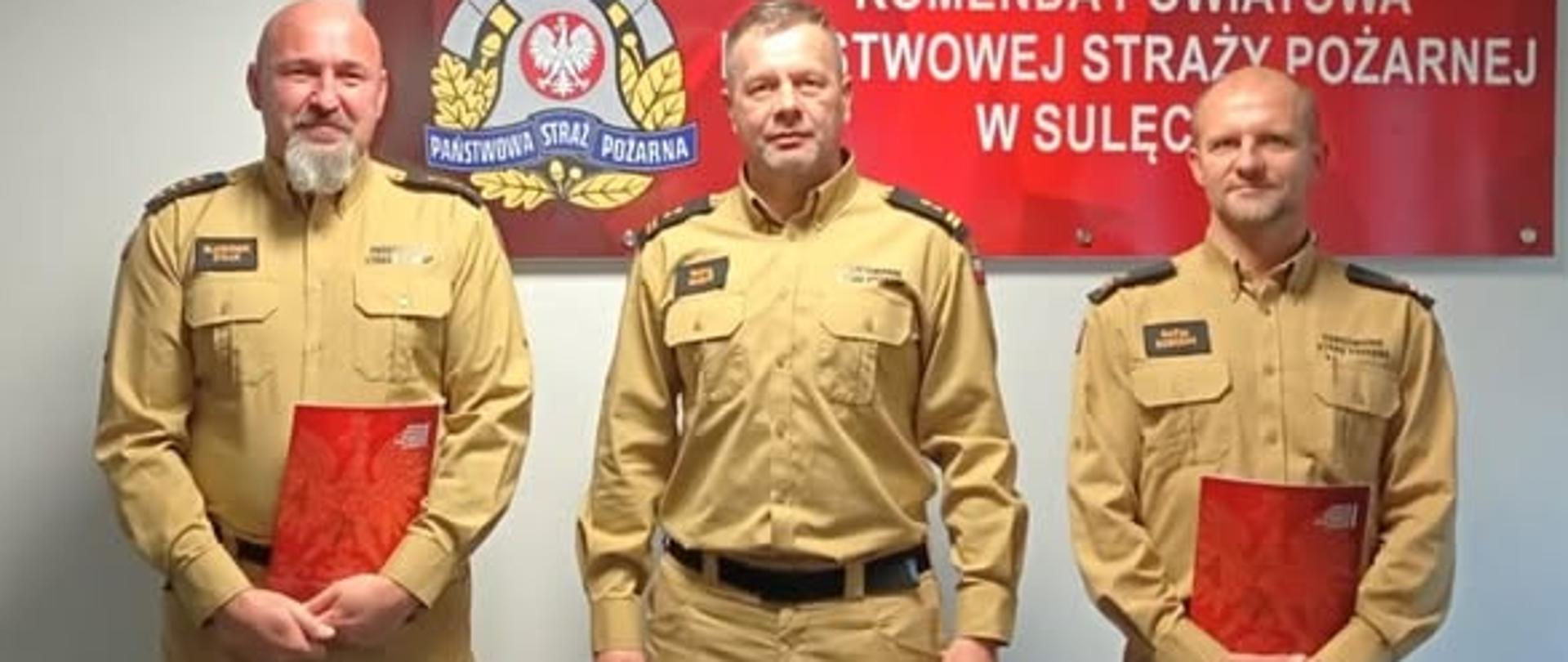 Na zdjęciu Komendant wraz z dwoma funkcjonariuszami