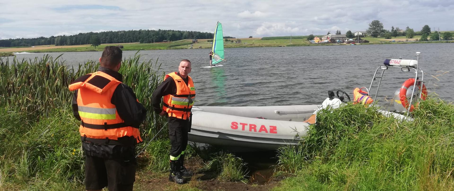 Wspólny patrol policjantów i strażaków na zalewie w Niecieczy.