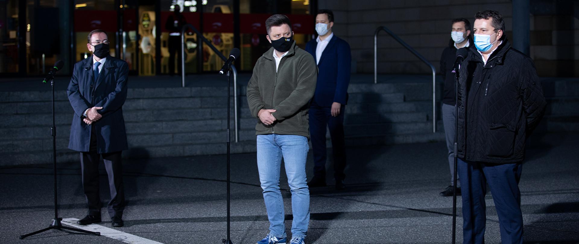 Na zdjęciu: minister Mariusz Kamiński, szef KPRM Michał Dworczyk i zastępca dyrektora CSK MSWIA ds. medycznych dr Artur Zaczyński