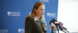 Na zdjęciu minister Katarzyna Pełczyńska-Nałęcz stoi przed mikrofonami