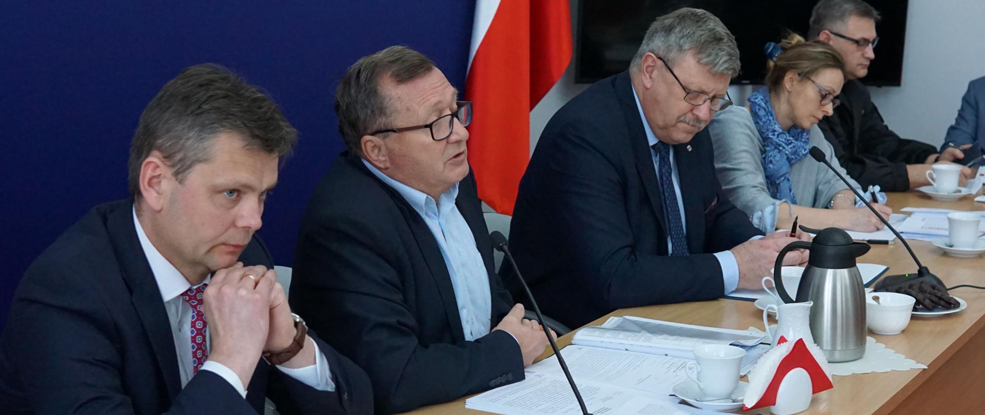 grupa siedzących osób