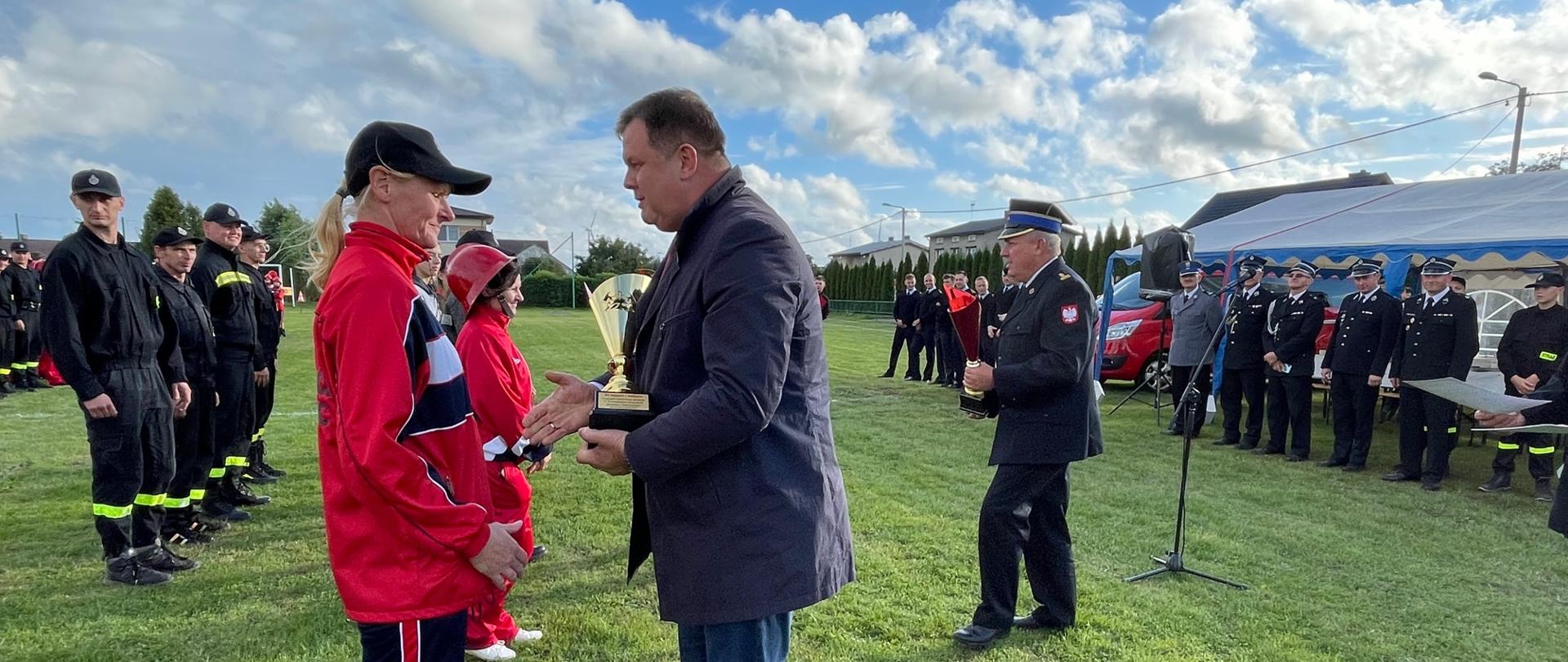 Widoczni uczestnicy zawodów oraz zaproszeni goście
